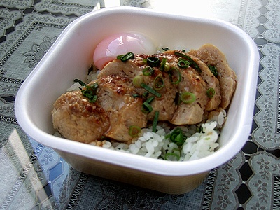炭火焼鳥つくね丼（わさびごはん、温泉卵入り）