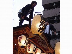 山車の上のカッコイイお兄さん