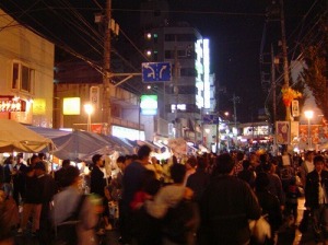 夜でも沢山の人