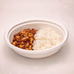 SDビストロを使った麻婆丼の盛り付け例。