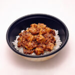 SD庵里丼を使った麻婆丼の盛り付け例。