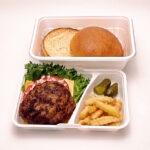  CFランチBOXシリーズ を使ったハンバーガーの盛り付け例。
