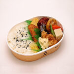 
RK-163-122-500 わっぱ を使った幕の内弁当の盛り付け例。