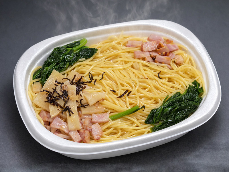 筍と小松菜とベーコンの和風パスタ 盛付イメージ画像。