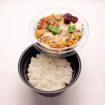 MFPドリスカップ を使ったカツ丼の盛り付け例。