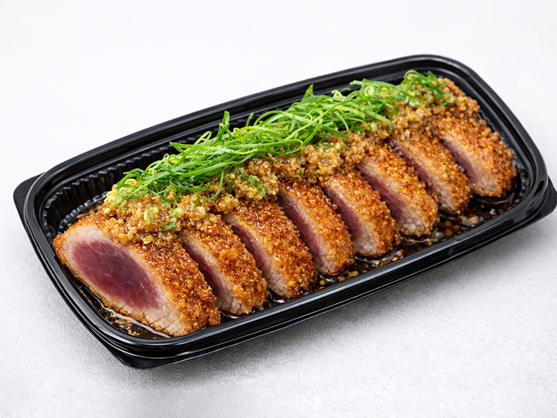 かつおのレアカツ 盛付イメージ画像。